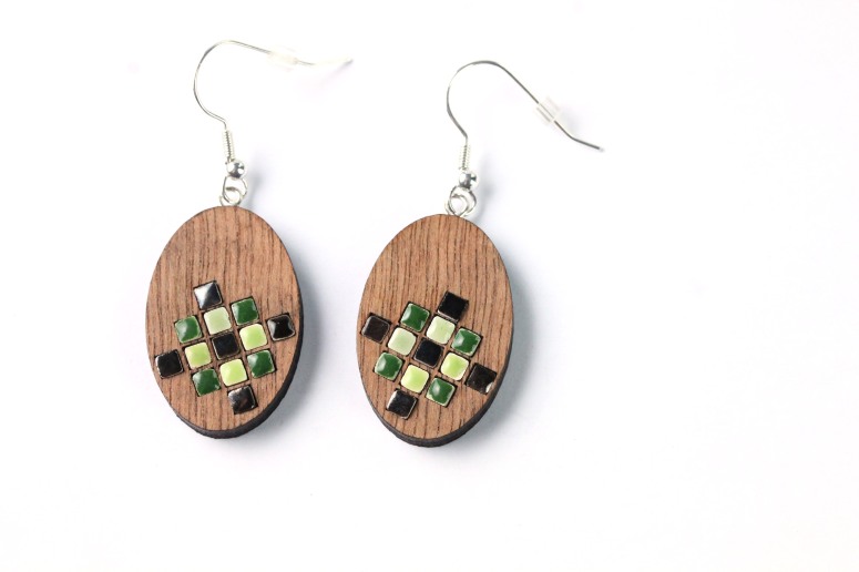 Earrings with ceramic inlay